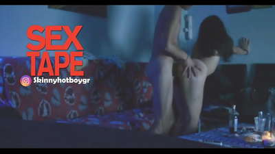 Мила школярка зі своїм хлопцем