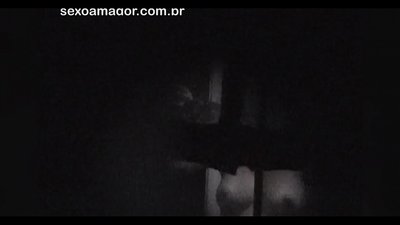 Блонді таємно знімає на відео сусідський вуайерист, прихований за порожнистими цеглами